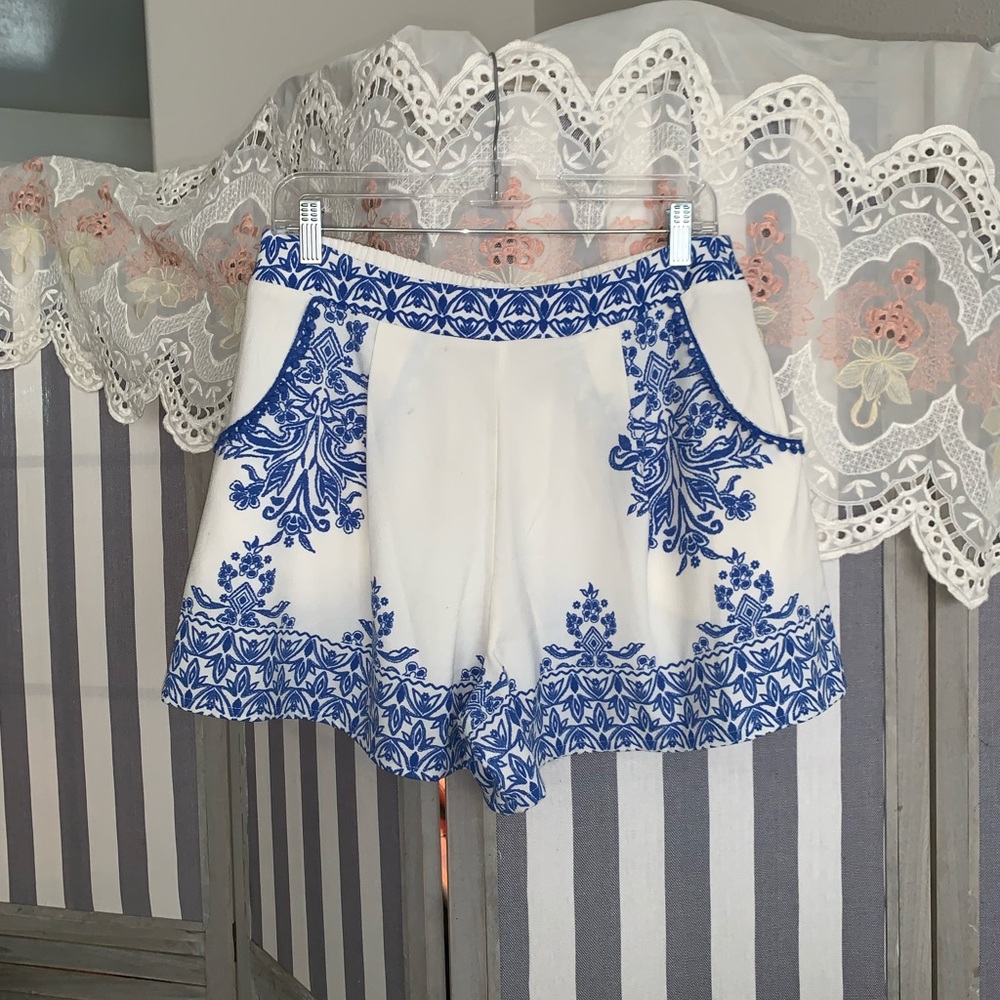 🛑SOLD🛑.         Gorgeous blue and white summer shorts!